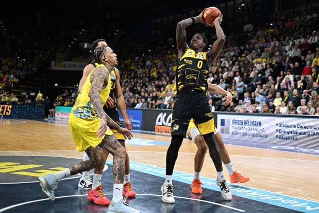 GER, Basketball, easy Credit BBL, EWE Baskets Oldenburg vs MHP Riesen Ludwigsburg 14 02 2026, EWE Arena, Oldenburg, GER, easy Credit BBL, EWE Baskets Oldenburg vs MHP Riesen Ludwigsburg, pictured Babacar SANE MHP Riesen Ludwigsburg 0 Michale KYSER EWE Baskets Oldenburg 12 nordphotoxgmbhx xRojahn nph00310