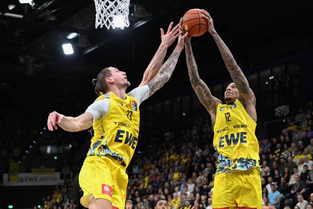 GER, Basketball, easy Credit BBL, EWE Baskets Oldenburg vs MHP Riesen Ludwigsburg 14 02 2026, EWE Arena, Oldenburg, GER, easy Credit BBL, EWE Baskets Oldenburg vs MHP Riesen Ludwigsburg, in the picture the hands on the ball Tomislav ZUBCIC EWE Baskets Oldenburg 33 Michale KYSER EWE Baskets Oldenburg 12 nordphotoxgmbhx xRojahn nph00310