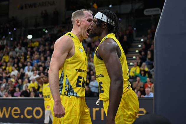 GER, Basketball, easy Credit BBL, EWE Baskets Oldenburg vs MHP Riesen Ludwigsburg 14 02 2026, EWE Arena, Oldenburg, GER, easy Credit BBL, EWE Baskets Oldenburg vs MHP Riesen Ludwigsburg, pictured after the dunk by Brain FOBBS EWE Baskets Oldenburg 4 Seth HINRICHS EWE Baskets Oldenburg 21 Brain FOBBS EWE Baskets Oldenburg 4 nordphotoxgmbhx xRojahn nph00310