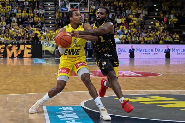 GER, Basketball, easy Credit BBL, EWE Baskets Oldenburg vs MHP Riesen Ludwigsburg 14 02 2026, EWE Arena, Oldenburg, GER, easy Credit BBL, EWE Baskets Oldenburg vs MHP Riesen Ludwigsburg, in the picture James WOODARD EWE Baskets Oldenburg 10 Tray BUCHANAN MHP Riesen Ludwigsburg 2 nordphotoxgmbhx xRojahn nph00310