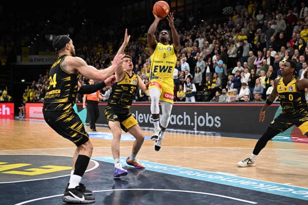 GER, Basketball, easy Credit BBL, EWE Baskets Oldenburg vs MHP Riesen Ludwigsburg 14 02 2026, EWE Arena, Oldenburg, GER, easy Credit BBL, EWE Baskets Oldenburg vs MHP Riesen Ludwigsburg, in the picture Chris CLEMONS EWE Baskets Oldenburg 3 Gavin SCHILLING MHP Riesen Ludwigsburg 34 Julis BAUMER MHP Riesen Ludwigsburg 37 Babacar SANE MHP Riesen Ludwigsburg 0 nordphotoxgmbhx xRojahn nph00310
