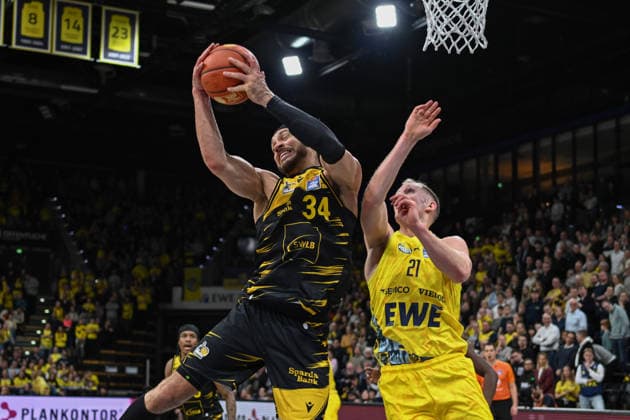 GER, Basketball, easy Credit BBL, EWE Baskets Oldenburg vs MHP Riesen Ludwigsburg 14 02 2026, EWE Arena, Oldenburg, GER, easy Credit BBL, EWE Baskets Oldenburg vs MHP Riesen Ludwigsburg, pictured Gavin SCHILLING MHP Riesen Ludwigsburg 34 Seth HINRICHS EWE Baskets Oldenburg 21 nordphotoxgmbhx xRojahn nph00310