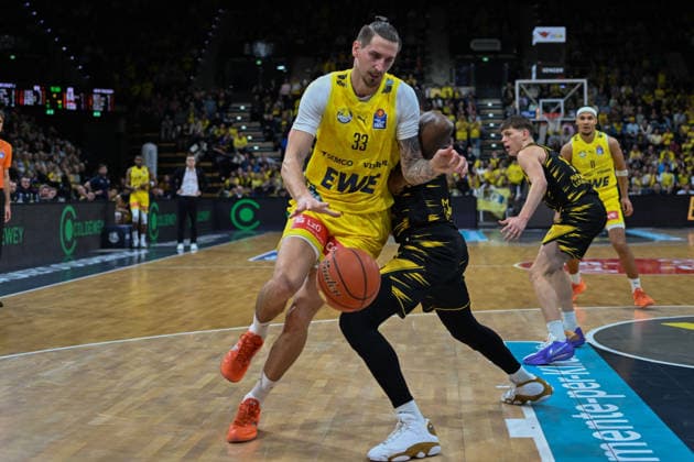 GER, Basketball, easy Credit BBL, EWE Baskets Oldenburg vs MHP Riesen Ludwigsburg 14 02 2026, EWE Arena, Oldenburg, GER, easy Credit BBL, EWE Baskets Oldenburg vs MHP Riesen Ludwigsburg, pictured Tomislav ZUBCIC EWE Baskets Oldenburg 33 Yorman POLAS BARTOLO MHP Riesen Ludwigsburg 13 nordphotoxgmbhx xRojahn nph00310
