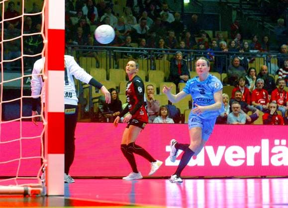 Amelie Berger Flames scores one of her 4 goals here Handball Women 1 Bundesliga 2025 26 BSV Sachsen Zwickau HSG Bensheim Auerbach Flames 22 37 on 14 2 2026 at Sparkassen Arena Zwickau BSV Sachsen Zwickau HSG Bensheim Auerbach