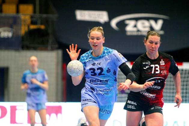 Neele Orth Flames on the ball , right Zoe Stens Zwickau Handball Women 1 Bundesliga 2025 26 BSV Sachsen Zwickau HSG Bensheim Auerbach Flames 22 37 on 14 2 2026 in the Sparkassen Arena Zwickau BSV Sachsen Zwickau HSG Bensheim Auerbach