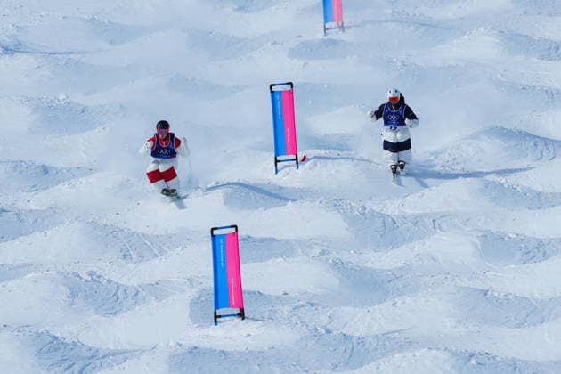 February 15, 2026, Livigno, Italy: Canada s Julien Viel , left, competes against Japan s Takuya Shimakawa during the men s dual moguls 1 8 final at the Milano Cortina 2026 Winter Olympic Games, Olympische Spiele, Olympia, OS in Livigno, Italy on Sunday, Feb. 15, 2026. Canada News - February 15, 2026  - ZUMAc35_ 20260215_zaf_c35_006 Copyright: xSeanxKilpatrickx