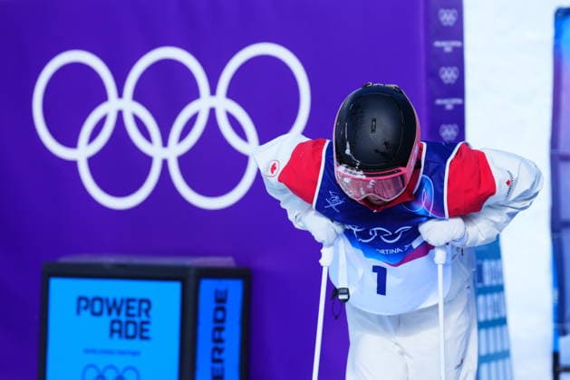 February 15, 2026, Livigno, Italy: Canada s Julien Viel looks down after competing in the men s dual moguls 1 8 final at the Milano Cortina 2026 Winter Olympic Games, Olympische Spiele, Olympia, OS in Livigno, Italy on Sunday, Feb. 15, 2026. Canada News - February 15, 2026  - ZUMAc35_ 20260215_zaf_c35_008 Copyright: xSeanxKilpatrickx
