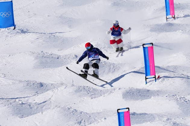 February 15, 2026, Livigno, Italy: Canada s Mikael Kingsbury competes as South Korea s Jung Dae-yoon (17) moves across the course during the men s dual moguls quarter-finals at the Milano Cortina 2026 Winter Olympic Games, Olympische Spiele, Olympia, OS in Livigno, Italy on Sunday, Feb. 15, 2026. Canada News - February 15, 2026  - ZUMAc35_ 20260215_zaf_c35_010 Copyright: xSeanxKilpatrickx
