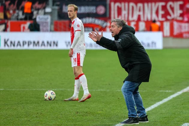 Michael Wimmer Coach SSV Jahn Regensburg Michael Wimmer Coach SSV Jahn Regensburg Rot Weiss Essen RWE, Rot Weiß Essen vs SSV Jahn Regensburg on February 14, 2026 at Stadion an der Hafenstraße in Essen Nordrhein Westfalen Germany GER Soccer 24 Matchday of the 3 Liga Season 2025 2026 Final Score 3 2 in front of 16 024 Spectators