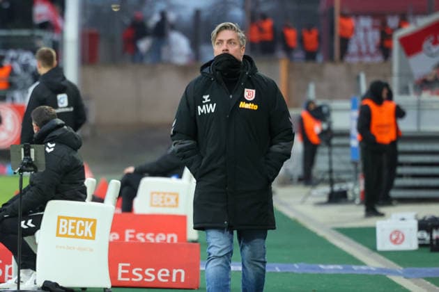 Michael Wimmer Coach SSV Jahn Regensburg Michael Wimmer Coach SSV Jahn Regensburg Rot Weiss Essen RWE, Rot Weiß Essen vs SSV Jahn Regensburg on February 14, 2026 at Stadion an der Hafenstraße in Essen Nordrhein Westfalen Germany GER Soccer 24 Matchday of the 3 Liga Season 2025 2026 Final Score 3 2 in front of 16 024 Spectators