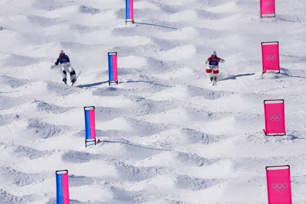 February 15, 2026, Livigno, Italy: Canada s Mikael Kingsbury, right, competes with Japan s Takuya Shimakawa (12) during the men s dual moguls semi-final at the Milano Cortina 2026 Winter Olympic Games, Olympische Spiele, Olympia, OS in Livigno, Italy on Sunday, Feb. 15, 2026. Canada News - February 15, 2026  - ZUMAc35_ 20260215_zaf_c35_013 Copyright: xSeanxKilpatrickx