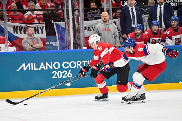 15 02 2026, Milano, Santa Giulia Ice hockey, Eishockey Arena, Winter Olympics: Switzerland - Czechia (Ice Hockey), Simon Knak of Switzerland chased by Michal Kempny of Czechia Milano Santa Giulia Ice Hockey Arena Lombardy Italy *** 15 02 2026, Milano, Santa Giulia Ice Hockey Arena, Winter Olympics Switzerland Czechia Ice Hockey , Simon Knak of Switzerland chased by Michal Kempny of Czechia Milano Santa Giulia Ice Hockey Arena Lombardy Italy Copyright: xJustPictures.ch AndreaxBrancax jp-en-AnBr-AB-AAB_232215022026