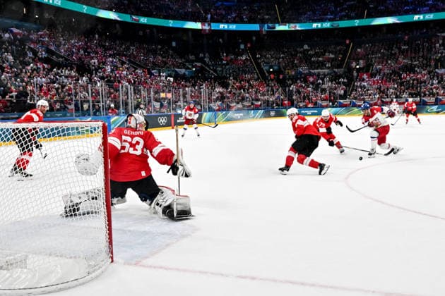 15 02 2026, Milano, Santa Giulia Ice hockey, Eishockey Arena, Winter Olympics: Switzerland - Czechia (Ice Hockey), David Pastrnak of Czechia takes a shot against goalkeeper Leonardo Genoni of Switzerland Milano Santa Giulia Ice Hockey Arena Lombardy Italy *** 15 02 2026, Milano, Santa Giulia Ice Hockey Arena, Winter Olympics Switzerland Czechia Ice Hockey , David Pastrnak of Czechia takes a shot against goalkeeper Leonardo Genoni of Switzerland Milano Santa Giulia Ice Hockey Arena Lombardy Italy Copyright: xJustPictures.ch AndreaxBrancax jp-en-AnBr-AB-DSC_490015022026