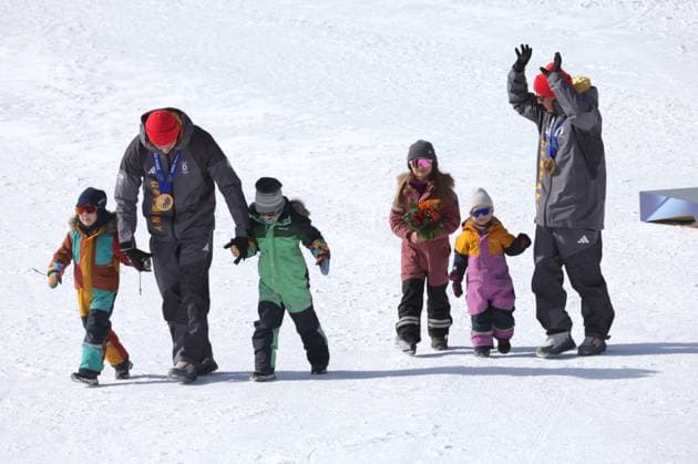 Arndt PEIFFER und Erik LESSER mit Kindern nach nachtraeglicher Ehrung zu Staffel-Olympiasiegern von 2010. Olympische Winterspiele 2026. 15.2.2026, in ORT, Italien. Quelle Copyright Credit : Oryk HAIST *** Arndt PEIFFER and Erik LESSER with children after being honored as relay Olympic champions of 2010 Winter Olympics 2026 15 2 2026, in ORT, Italy Source Copyright Credit Oryk HAIST xOLYMPIAx