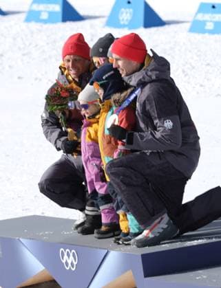 Fuers Familienalbum . . . Arndt PEIFFER und Erik LESSER (li.) mit Kindern nach nachtraeglicher Ehrung zu Staffel-Olympiasiegern von 2010. Olympische Winterspiele 2026. 15.2.2026, in ORT, Italien. Quelle Copyright Credit : Oryk HAIST *** For the family album Arndt PEIFFER and Erik LESSER left with children after being honored as relay Olympic champions of 2010 Winter Olympics 2026 15 2 2026, in ORT, Italy Source Copyright Credit Oryk HAIST xOLYMPIAx
