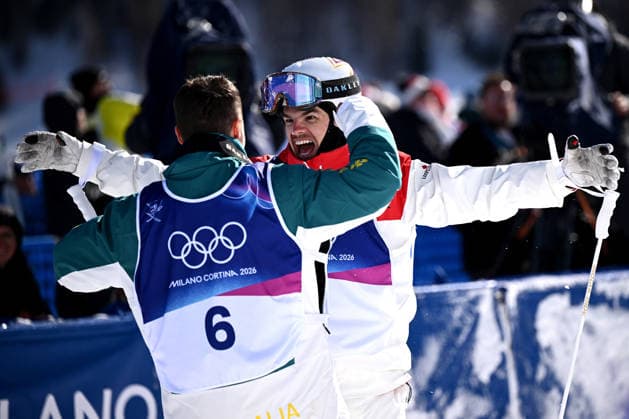 2026 WINTER Olympic Games, Olympische Spiele, Olympia, OS Matt Graham of Australia (left) celebrates with Mikael Kingsbury of Canada after winning the Bronze and Gold medals respectively in the Men™s Dual Moguls final at Livigno Aerials and Moguls Park, on day 8 of the 2026 Milano Cortina Winter Olympic Games in Italy, Sunday, February 15, 2026. ( NO ARCHIVING, EDITORIAL USE ONLY LIVIGNO SONDRIO ITALY  Copyright: xDANxHIMBRECHTSx 20260215132803781514