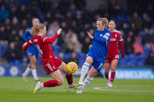 Football - FA Women™s Super League - Chelsea FC Women v Liverpool FC Women LONDON, ENGLAND - Sunday, February 15, 2026: Liverpool s Ceri Holland (L) challenges Chelsea s captain Erin Cuthbert during the FA Women™s Super League match between Chelsea FC Women and Liverpool FC Women at Kingsmeadow. (Photo by David Rawcliffe Propaganda) KINGSTON-UPON-THAMES Kingsmeadow GREATER LONDON ENGLAND  Copyright: xPropagandax P2026-02-15-Chelsea_W_Liverpool_W-88