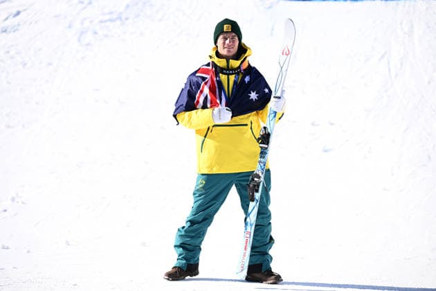 2026 WINTER Olympic Games, Olympische Spiele, Olympia, OS Matt Graham of Australia celebrates after being presented the Bronze medal during the vivtory ceremony for the Men™s Dual Moguls final at Livigno Aerials and Moguls Park, on day 8 of the 2026 Milano Cortina Winter Olympic Games in Italy, Sunday, February 15, 2026. ( NO ARCHIVING, EDITORIAL USE ONLY LIVIGNO SONDRIO ITALY  Copyright: xDANxHIMBRECHTSx 20260215155991351429