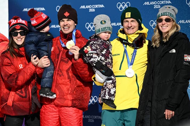 2026 WINTER Olympic Games, Olympische Spiele, Olympia, OS Matt Graham of Australia celebrates with his daughter Ava and wife Jess and Mikael KIngsbury of Canada and family, after being presented the Bronze medal during the victory ceremony for the Men™s Dual Moguls final at Livigno Aerials and Moguls Park, on day 8 of the 2026 Milano Cortina Winter Olympic Games in Italy, Sunday, February 15, 2026. ( NO ARCHIVING, EDITORIAL USE ONLY LIVIGNO SONDRIO ITALY  Copyright: xDANxHIMBRECHTSx 20260215179674479465