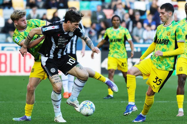 UdineseÕs Nicolo Zaniolo fights for the ball with Sassuolo s Josh Diog during the Serie A soccer match between Udinese and Sassuolo at the Bluenergy Stadium in Udine, north east Italy - Sunday, February 15,2026 - soccer  Copyright: xAndreaxBressanutti LaPressex