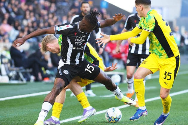 UdineseÕs Vakoun Bayo fights for the ball with Sassuolo s Josh Diog during the Serie A soccer match between Udinese and Sassuolo at the Bluenergy Stadium in Udine, north east Italy - Sunday, February 15,2026 - soccer  Copyright: xAndreaxBressanutti LaPressex