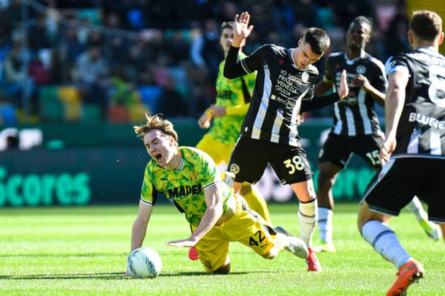 CALCIO - Serie A - Udinese Calcio vs US Sassuolo Foul of Udinese s Lennon Miller on Sassuolo s Kristian Thorstvedt during Udinese Calcio vs US Sassuolo, Italian soccer Serie A match in Udine, Italy, February 15 2026 Udine Italy  Copyright: xIPAxSport ABACAx