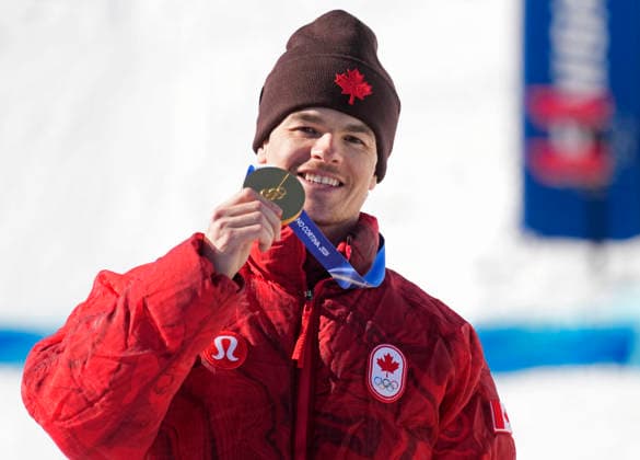 Gold medalist Mikael Kingsbury of Canada poses with his medal after the Men s Freestyle Skiing Dual Moguls competition at the Milano Cortina 2026 Winter Olympic Games, Olympische Spiele, Olympia, OS in Livigno, Italy, on Sunday, February 15, 2026. Ikuma Horishima of Japan won the silver medal and Matt Graham of Australia won the bronze medal.  OLY20260215807 BOBxSTRONG