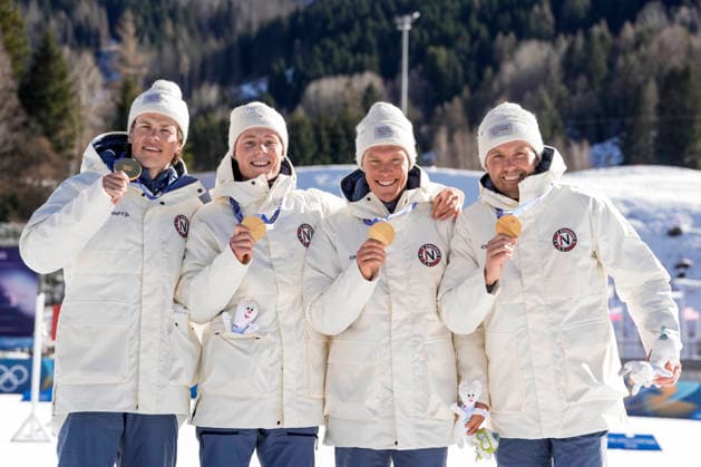 Winter Olympics in Milan Cortina 2026 Val di Fiemme, Italy 20260215. Emil Iversen, Martin Lowstrom Nyenget, Einar Hedegart and Johannes Hosflot Klaebo from Norway on the podium after the men s cross-country 4 x 7.5 km relay at Tesero CC-Stadium during the Winter Olympics in Milan Cortina 2026. Photo: Terje Pedersen NTB Val di Fiemme Italy EDITORIAL USE ONLY. RESTRICTED USE FOR BETTING COMPANIES Ref:_SPOQAgq0u2Yjgo.jpg *** Winter Olympics in Milan Cortina 2026 Val di Fiemme, Italy 20260215 Emil Iversen, Martin Lowstrom Nyenget, Einar Hedegart and Johannes Hosflot Klaebo from Norway on the podium after the men s cross country 4 x 7 5 km relay at Tesero CC Stadium during the Winter Olympics in Milan Cortina 2026 Photo Terje Pedersen NTB Val di Fiemme Italy EDITORIAL USE ONLY RESTRICTED USE FOR BETTING COMPANIES  Copyright: xTerjexPedersenx xNTBx