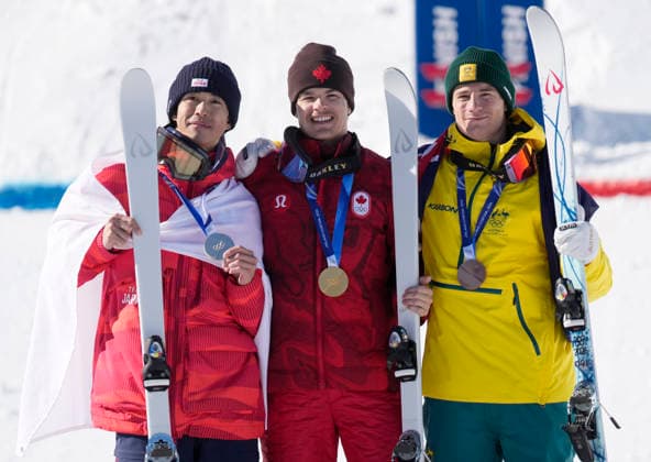 Gold medalist Mikael Kingsbury of Canada (C), silver medalist Ikuma Horishima of Japan (L) and bronze medalist Matt Graham of Australia pose on the podium after the Men s Freestyle Skiing Dual Moguls competition at the Milano Cortina 2026 Winter Olympic Games, Olympische Spiele, Olympia, OS in Livigno, Italy, on Sunday, February 15, 2026.  OLY20260215802 BOBxSTRONG