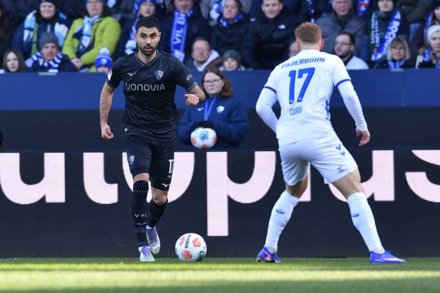 Soccer 2 Bundesliga 22 Matchday VfL Bochum SC Paderborn 07 on 15 02 2026 at Vonovia Ruhrstadion in Bochum Gerrit Holtmann Bochum , left Laurin Curda Paderborn , right DFL regulations prohibit any use of photographs as image sequences and or quasi video xRx