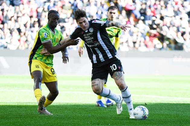 Udinese s Nicolo Zaniolo in action against Sassuolo s Ismael Kone during Udinese Calcio vs US Sassuolo, Italian soccer Serie A match in Udine, Italy, February 15 2026  Copyright: xEttorexGriffoni IPAxSportx xipa-agency.netx xx IPA_71547467 IPA_Agency_IPA71547467