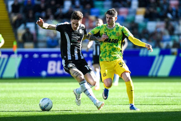 Udinese s Nicolo Zaniolo in action against Sassuolo s Luca Lipani during Udinese Calcio vs US Sassuolo, Italian soccer Serie A match in Udine, Italy, February 15 2026  Copyright: xEttorexGriffoni IPAxSportx xipa-agency.netx xx IPA_71547469 IPA_Agency_IPA71547469