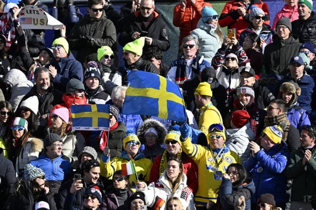 CORTINA, ITALIEN 20260215 Publik, fans med svenska flaggor under andra aket i damernas storslalom i Cortina under vinter-OS i Milano Cortina, Italien. *** Bilden ingar i SPORTPAKET. För övriga BETALBILD *** CORTINA ITALIEN x10050x *** CORTINA, ITALY 20260215 Audience, fans with Swedish flags during the second run of the womens giant slalom in Cortina during the Winter Olympics in Milan Cortina, Italy Picture in SPORTPAKET For others PAYPICTURE CORTINA ITALY x10050x  Copyright: xPontusxLundahl TTx OS 2026 ALPINT STORSLALOM DAMER