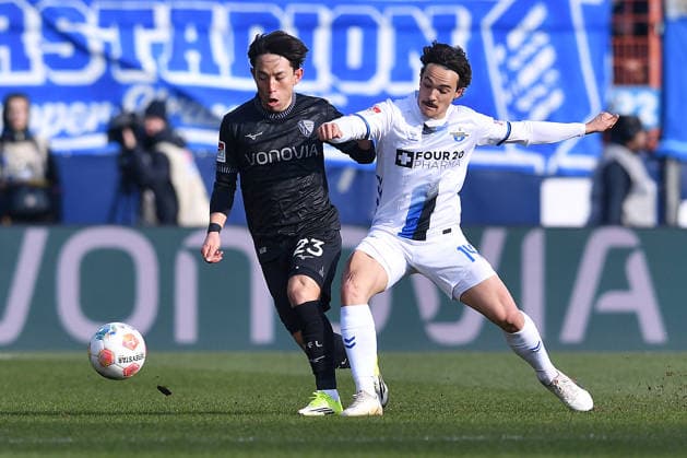 Soccer 2 Bundesliga 22 Matchday VfL Bochum SC Paderborn 07 on 15 02 2026 at Vonovia Ruhrstadion in Bochum Koji Miyoshi Bochum , left Mika Baur Paderborn , right DFL regulations prohibit any use of photographs as image sequences and or quasi video xRx