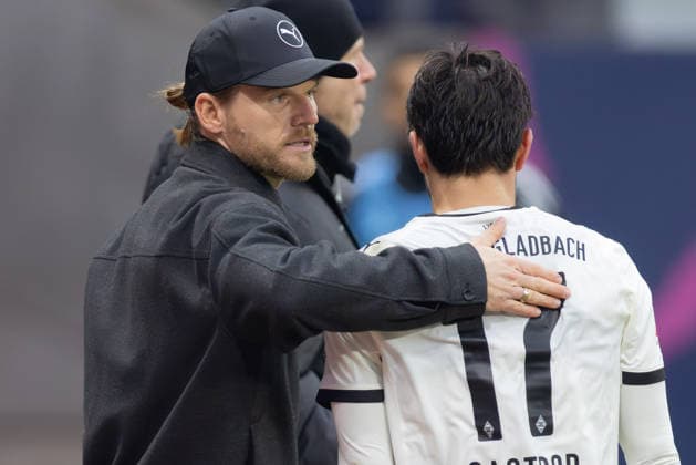 Eintracht Frankfurt - Borussia Mönchengladbach, 1. FBL Auswechslung von Jens Castrop (Borussia Mönchengladbach, 17) durch Trainer Eugen Polanski (Borussia Mönchengladbach). Bundesligaspiel zwischen Eintracht Frankfurt und Borussia Mönchengladbach am 14. Februar 2026 im Deutsche Bank Park in Frankfurt am Main., Frankfurt am Main Hessen Deutschland Deutsche Bank Park *** Eintracht Frankfurt Borussia Mönchengladbach, 1 FBL Substitution of Jens Castrop Borussia Mönchengladbach, 17 by Coach Eugen Polanski Borussia Mönchengladbach Bundesliga match between Eintracht Frankfurt and Borussia Mönchengladbach on February 14, 2026 at Deutsche Bank Park in Frankfurt am Main , Frankfurt am Main Hessen Germany Deutsche Bank Park