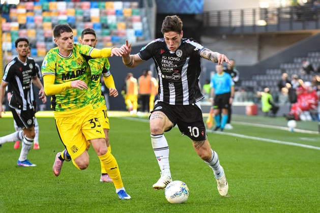 Udinese s Nicolo Zaniolo in action against Sassuolo s Luca Lipani during Udinese Calcio vs US Sassuolo, Italian soccer Serie A match in Udine, Italy, February 15 2026  Copyright: xEttorexGriffoni IPAxSportx xipa-agency.netx xx IPA_71547990 IPA_Agency_IPA71547990