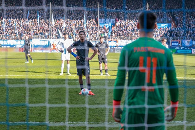 15 02 2026, Football, Season 2025 2026, 2 Bundesliga, 22 Matchday, VfL Bochum 1848 SC Paderborn 07, Francis Onyeka VfL Bochum 1848 is ready for the penalty kick, Bochum Vonovia Ruhrstadion NRW Germany xRHR PHOTO DEx Copyright: DennisxEwert RHR-FOTOx RHR-FOTO DE