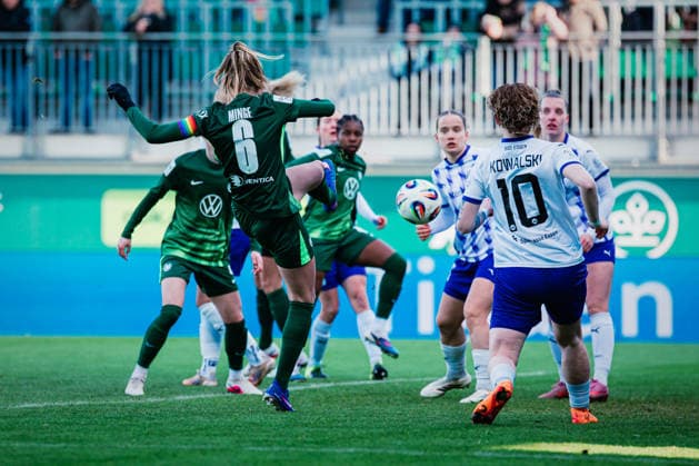Google Pixel Women Bundesliga VfL Wolfsburg vs SGS Essen, 15 02 2026 Janina Minge VfL Wolfsburg, 6 shoots soccer, Google Pixel Women Bundesliga, 14 Matchday VfL Wolfsburg vs SGS Essen on 15 02 2026 at AOK Stadion, Wolfsburg DFB REGULATIONS PROHIBIT ANY USE OF PHOTOGRAPHS AS IMAGE SEQUENCES AND OR QUASI VIDEO Copyright: xBEAUTIFULxSPORTS Tonhäuserx