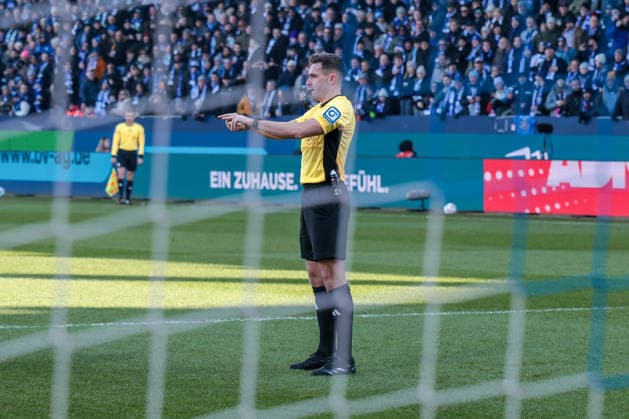 15 02 2026, Football, Season 2025 2026, 2 Bundesliga, Matchday 22, VfL Bochum 1848 SC Paderborn 07, Referee Tom Bauer GER decides on offside and refuses the penalty, Bochum Vonovia Ruhrstadion NRW Germany xRHR PHOTO DEx Copyright: DennisxEwert RHR-FOTOx RHR-FOTO DE