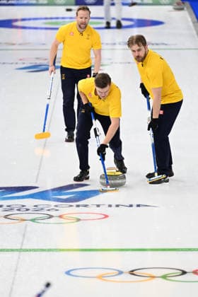 (260215) -- CORTINA D AMPEZZO, Feb. 15, 2026 -- Christoffer Sundgren (C) of Sweden competes during the curling men round robin session 6 match between the United States and Sweden at the 2026 Milan-Cortina Winter Olympics in Cortina, Italy, Feb. 15, 2026. ) (MICO2026)ITALY-CORTINA D AMPEZZO-OLYMPIC Winter games, Winterspiele,Spiele, Summer games CURLING-MEN-ROUND ROBIN-USA VS SWE LianxYi 