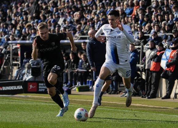 Germany 2 Bundesliga 2025 2026, VFL Bochum vs SC Paderborn, Sunday 15 02 2026 Vonovia Ruhrstadion Bochum, Nordrhein Westfalen, Germany Raphael Obermair SC Paderborn, 23 on the ball vs Leandro Morgalla VfL Bochum, 39 Copyright: xMerlexKölkingx