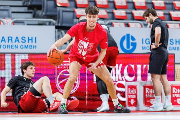 Zachary Ensminger BMA365 Bamberg Baskets, 01 , single picture, single photo, portrait, portrait, warm up, before the start of the game, BMA365 Bamberg Baskets vs ALBA Berlin, Basketball, easyCredit BBL, Matchday 20, 15 02 2026 BMA365 Bamberg Baskets vs ALBA Berlin, Basketball, easyCredit BBL, Matchday 20, 15 02 2026 Bamberg Copyright: xEibner-Pressefoto G.xSantemizx EP_EER