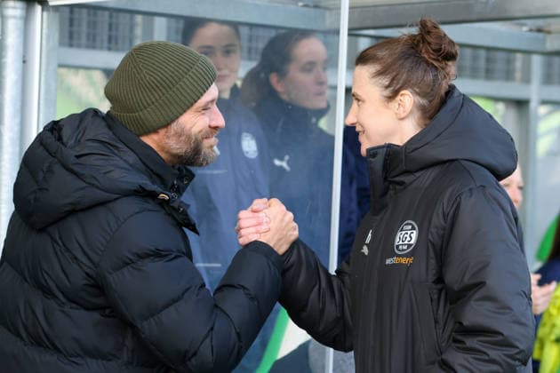 Wolfsburg, Germany 15 February 2026 1 Frauenbundesliga 2025 2026 VfL Wolfsburg vs SGS Essen In the picture from left coach Stephan Lerch VfL and coach Heleen Jaques SGS greet each other before the game in Wolfsburg Copyright: HMBxMedia MadeleinexFantini