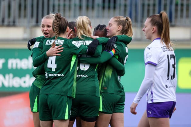 Wolfsburg, Germany 15 February 2026 1 Frauenbundesliga 2025 2026 VfL Wolfsburg vs SGS Essen In the picture goal scorer Kessya Bussy VfL , hidden in the picture, scores the goal to make it 1 0 for Wolfsburg and cheers with her teammates Copyright: HMBxMedia MadeleinexFantini