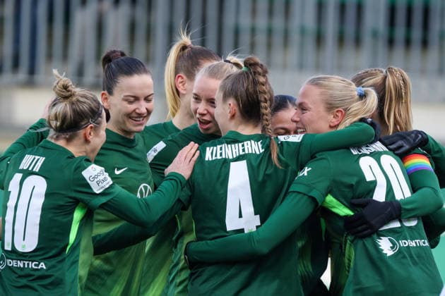 Wolfsburg, Germany 15 February 2026 1 Frauenbundesliga 2025 2026 VfL Wolfsburg vs SGS Essen In the picture goal scorer Kessya Bussy VfL , hidden in the picture, scores the goal to make it 1 0 for Wolfsburg and cheers with her teammates Copyright: HMBxMedia MadeleinexFantini
