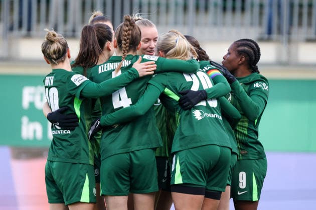 Wolfsburg, Germany 15 February 2026 1 Frauenbundesliga 2025 2026 VfL Wolfsburg vs SGS Essen In the picture goal scorer Kessya Bussy VfL , hidden in the picture, scores the goal to make it 1 0 for Wolfsburg and cheers with her teammates Copyright: HMBxMedia MadeleinexFantini