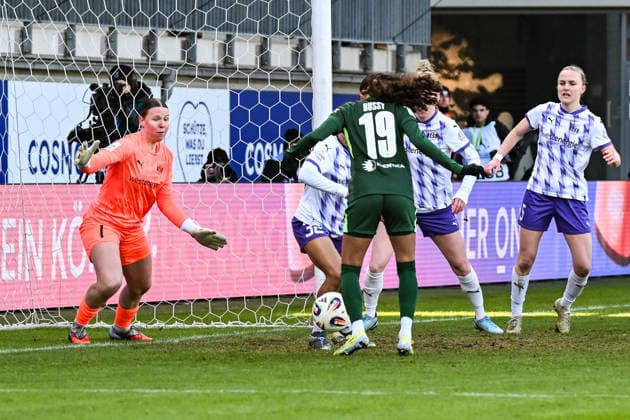 Soccer I Women I Season 2025 2026 I Bundesliga I Matchday 18 I VfL Wolfsburg SGS Essen I 15 02 2026 Kessya Bussy 19, VfL Wolfsburg gets the ball in the penalty area and then scores to make it 1 0 Wolfsburg AOK Stadion Niedersachsen Germany Copyright: xLobeca InesxHähnelx