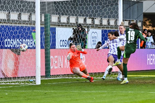 Soccer I Women I Season 2025 2026 I Bundesliga I 18 Matchday I VfL Wolfsburg SGS Essen I 15 02 2026 Goal Kessya Bussy 19, VfL Wolfsburg to 1 0, overcomes Kim Lea Sindermann 1, SGS Essen and Ella Touon Mbenoun 32, SGS Essen Wolfsburg AOK Stadium Lower Saxony Germany Copyright: xLobeca InesxHähnelx