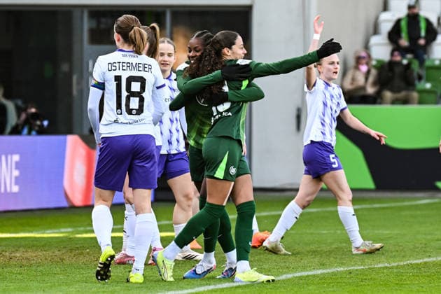 Soccer I Women I Season 2025 2026 I Bundesliga I 18 Matchday I VfL Wolfsburg SGS Essen I 15 02 2026 Goal celebration Lineth Beerensteyn 9, VfL Wolfsburg hugs Kessya Bussy 19, VfL Wolfsburg after the goal for 1 0 Wolfsburg AOK Stadium Lower Saxony Germany Copyright: xLobeca InesxHähnelx