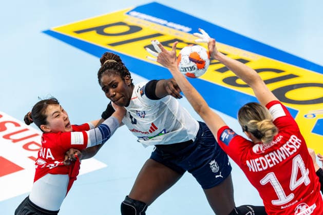 15 02 2026, GER, Handball, Women, Season 2025 2026, EHF European League , Group stage, Thueringer HC Motherson Mosonmagyarovari KC Laetitia Quist Motherson Mosonmagyarovari KC , Natsuki Aizawa Thueringer HC,23 , Anika Niederwieser Thueringer HC,14 99947 Bad Langensalza Salza Halle Sporthalle Mehrz Thüringen Germany